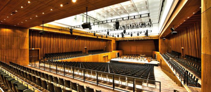 Hightech und exzellente Akustik im Gro&szlig;en Saal der Stadthalle Reutlingen bei gleichzeitig gr&ouml;&szlig;tm&ouml;glicher Nachhaltigkeit