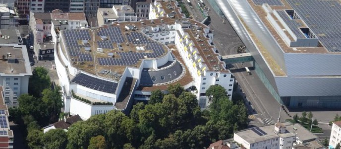 Solaranlage auf dem Dach des Congress Center Basel und der Halle 1